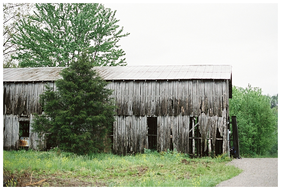 kentucky wedding, tobacco barn wedding, kentucky farm wedding, rainy wedding, documentary wedding photographer, film photographer, southern weddings